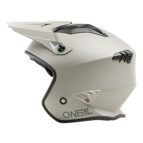 Der O'NEAL VOLT Helm SOLID ist ein mattweißer Off-Road-Motorradhelm mit schwarzer Belüftungsöffnung, schwarzer Zierleiste, markantem Visier, kantigen Elementen und dem O'NEAL-Logo auf der Unterseite. Für die Sicherheit konzipiert.