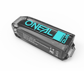Le capteur intelligent O'NEAL QUIN PRO, un appareil électronique noir et transparent avec des marques de certification et des informations sur le modèle, est présenté sur un fond clair et abstrait.