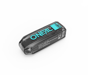 Sobre un fondo blanco y gris degradado, aparece un dispositivo electrónico O'NEAL negro con las palabras "NIMB" en color petróleo e información sobre el producto y la certificación en color blanco, diseñado para el casco O'NEAL EX-SRS QUIN EDITION.