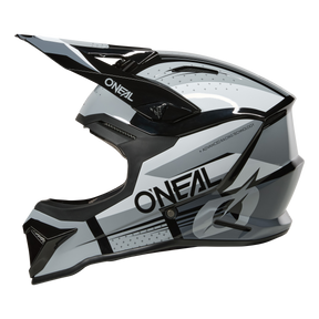 L'O'NEAL 1SRS Helmet RC è un casco da motocross nero, bianco e grigio con visiera, aperture di ventilazione, l'accattivante marchio "O'NEAL" sul lato e un design moderno con linee angolari e motivi geometrici.