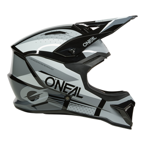 L'O'NEAL 1SRS Helmet RC è un casco da motocross nero, bianco e grigio con visiera, motivi grafici accattivanti sul lato e il marchio O'NEAL.