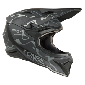 Il casco O'NEAL 1SRS SPLASH è un casco da motocross integrale in nero opaco e grigio camo con visiera e il marchio O'NEAL sul lato.