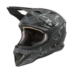 Il casco O'NEAL 1SRS SPLASH in nero/grigio ha una superficie nera opaca con un motivo mimetico grigio, un'ampia visiera, una mentoniera e accenti di ventilazione, che sono mostrati nel profilo laterale su uno sfondo nero.