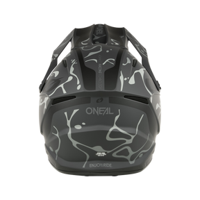 Una vista posteriore dell'O'NEAL 1SRS Helmet SPLASH, un casco da bici nero con motivi astratti grigi e bianchi, fessure di ventilazione e la scritta "ENJOY.RIDE." stampata sulla parte inferiore della schiena.