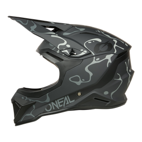 L'O'NEAL 1SRS Helmet SPLASH è un casco da motocross nero opaco con un motivo camo grigio e bianco, una visiera e la scritta "O'NEAL" sul lato (vista da sinistra).