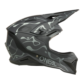 Il casco O'NEAL 1SRS SPLASH è un casco integrale da motocross nero e grigio opaco con motivo mimetico, ampia visiera e il marchio O'NEAL stampato sul lato.