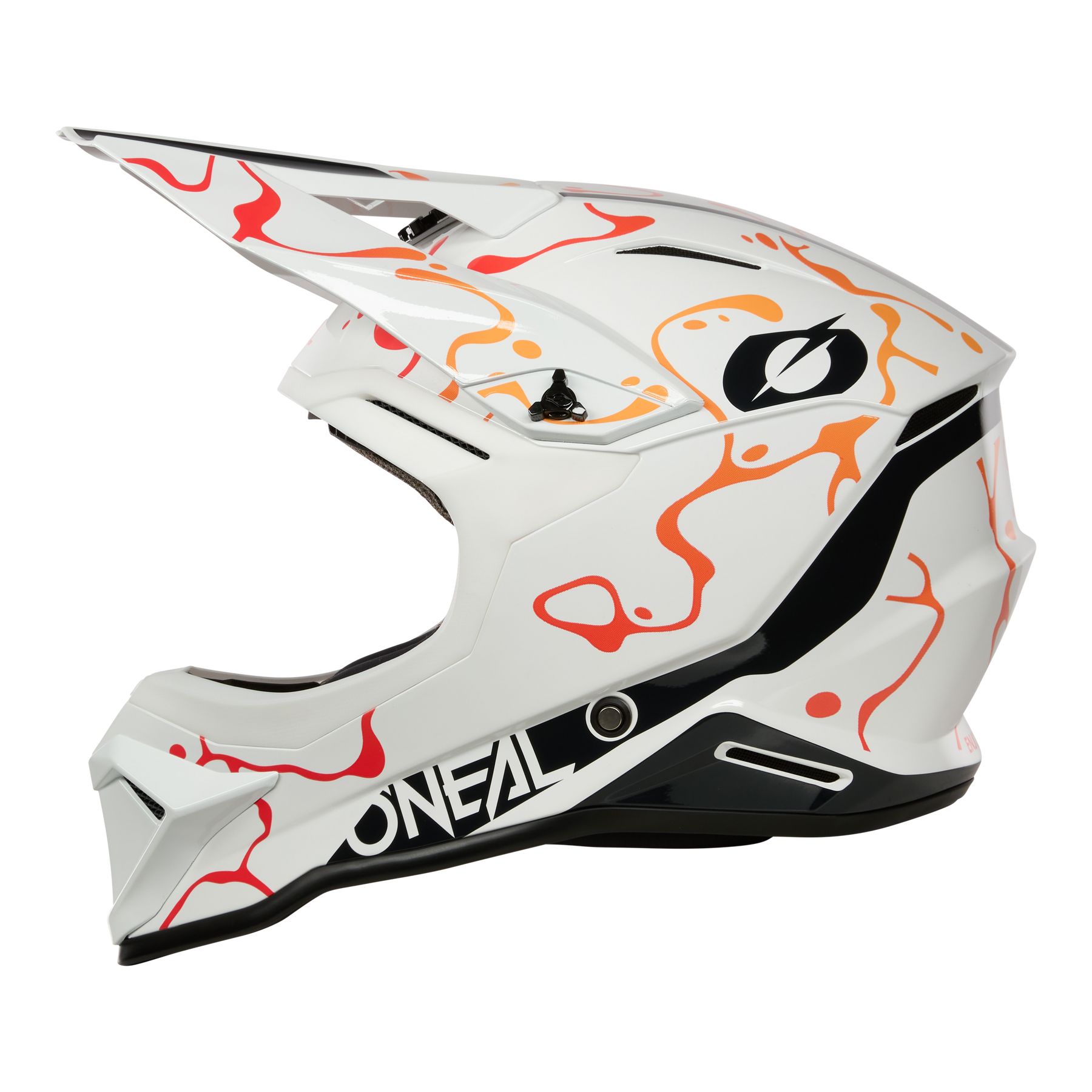 Der O'NEAL 1SRS Helmet SPLASH ist ein weißer Motocross-Helm mit auffälliger schwarzer, roter und oranger Flammengrafik, einem Visier und dem O'NEAL-Markennamen in großen Buchstaben an der Seite.