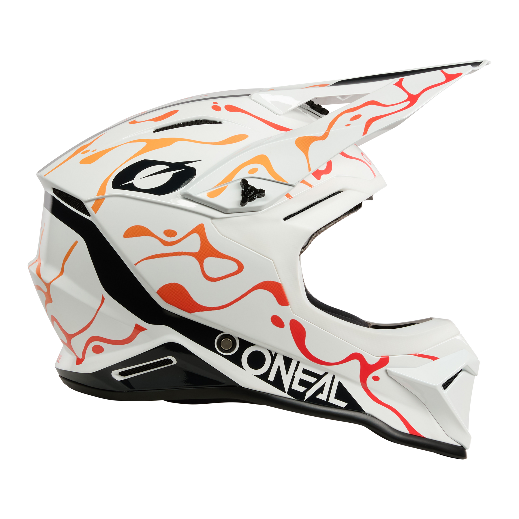 Der O'NEAL 1SRS Helmet SPLASH ist ein weißer Motocross-Helm mit abstrakten Mustern in Orange und Rot, einem großen schwarzen O'NEAL-Logo und einem spitzen Visier. Abgebildet im Seitenprofil auf einem transparenten Hintergrund.
