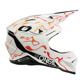 Il casco O'NEAL 1SRS SPLASH è un casco da motocross bianco con motivi astratti in arancione e rosso, un grande logo O'NEAL nero e una visiera a punta. Mostrato di profilo su uno sfondo trasparente.