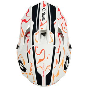 Vista dall'alto dell'O'NEAL 1SRS Helmet SPLASH, un casco da motocross bianco con strisce nere, motivi a fiamma arancioni e rossi, il logo O'NEAL e "ADVANCED RACING TECHNOLOGY" sulla corona.