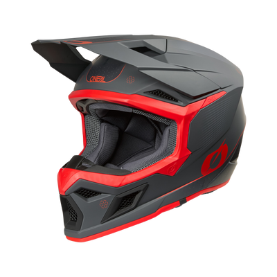 Il casco O'NEAL 3SRS E-STROKE di O'NEAL in grigio/rosso è un casco da motocross integrale con visiera, aperture di ventilazione e rivestimento interno imbottito per garantire comfort e protezione.