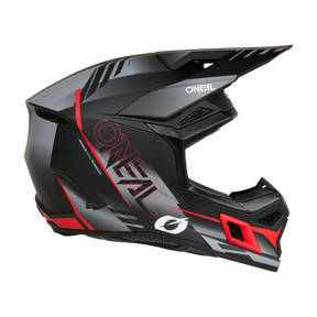 Der O'NEAL 3SRS Helmet HAZE ist ein schwarz-roter Fullface-Motocross-Helm mit kantigen Belüftungsöffnungen, einem großen Visier und auffälligen seitlichen Grafiken, die auf einem transparenten Hintergrund dargestellt sind.