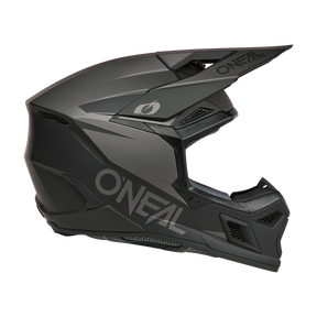 Il casco O'NEAL 3SRS Solid, di colore nero opaco, è un casco da motocross integrale con visiera, linee angolari moderne, marchio O'NEAL sul lato e aperture di ventilazione per un maggiore comfort.