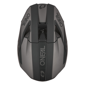 Vista dall'alto del casco O'NEAL 3SRS Solid in grigio opaco e nero con l'accattivante marchio O'NEAL e le prese d'aria aerodinamiche angolari: la scelta ideale per i piloti di motocross che apprezzano stile e protezione.