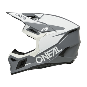 Il casco O'NEAL 3SRS Solid, un casco integrale da motocross bianco-grigio con visiera, design angolare e aperture di ventilazione, è mostrato in una vista laterale.