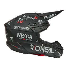 The O'NEAL 5SRS Polyacrylite helmet features a matte black full-face design with eye-catching white and red graphics, "O'NEAL" branding, logos, text such as "Purveyors of Dirt" and "VC/CA" as well as a visor and ventilation openings.