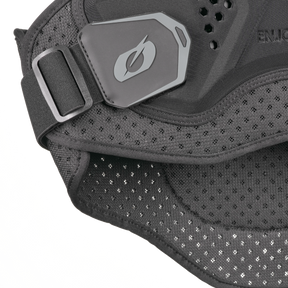 Nahaufnahme des O'NEAL BP Soft Chest Protector von O'NEAL Europe, einer schwarzen Motorradweste mit Netzstruktur, EN1621-1 Schutzstufe 2, Belüftungselement, Kunststofflogo, verstellbarem Gurt und Schnalle für atmungsaktiven Komfort.