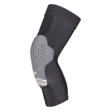 Der O'NEAL DIRT FLX 1.0 Knieschützer in Schwarz verfügt über eine flexible, perforierte Schutzschale mit fortschrittlicher Crash Cells Technologie und ein IPX-Pad für sportliche oder medizinische Unterstützung - auf einem schlichten weißen Hintergrund.