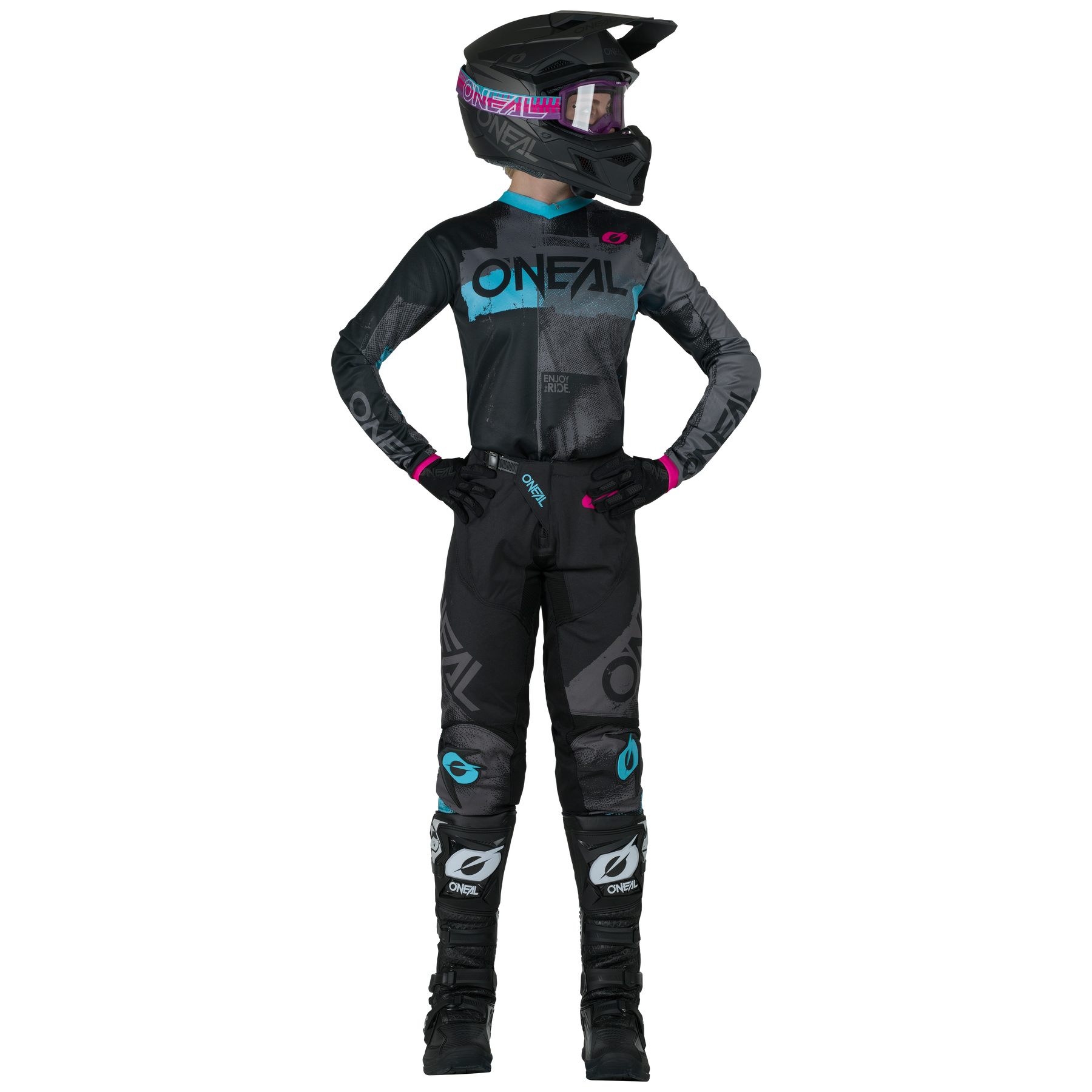 Eine Person, die O'NEAL ELEMENT Women's Pants ROLLER by O'NEAL, einen schwarzen Helm mit Brille, ein schwarz-blaues Trikot, schwarze Handschuhe mit rosa Akzenten und schwarze Motocross-Stiefel trägt, steht mit den Händen in den Hüften.