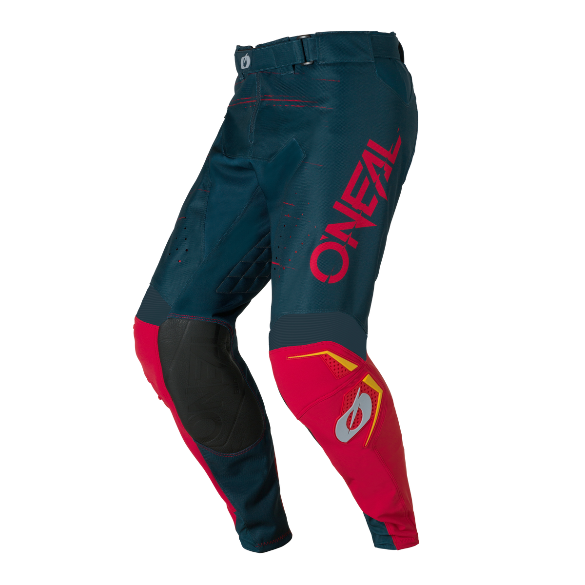 Los pantalones O'NEAL Hardwear SWIPE en azul marino/rojo tienen la marca "O'NEAL" roja en el muslo izquierdo, detalles amarillos en la rodilla derecha, rodilleras y costuras reforzadas.