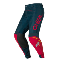 Los pantalones O'NEAL Hardwear SWIPE en azul marino/rojo tienen la marca "O'NEAL" roja en el muslo izquierdo, detalles amarillos en la rodilla derecha, rodilleras y costuras reforzadas.