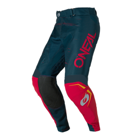Los pantalones O'NEAL Hardwear SWIPE en azul marino/rojo tienen la marca "O'NEAL" roja en el muslo izquierdo, detalles amarillos en la rodilla derecha, rodilleras y costuras reforzadas.
