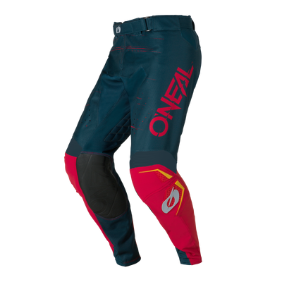 Los pantalones O'NEAL Hardwear SWIPE en azul marino/rojo tienen la marca "O'NEAL" roja en el muslo izquierdo, detalles amarillos en la rodilla derecha, rodilleras y costuras reforzadas.