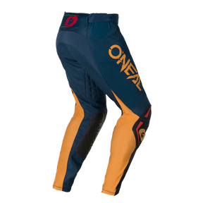 Los pantalones O'NEAL Hardwear SWIPE son unos pantalones de motocross de color azul marino dorado con detalles en negro y rojo y un llamativo logotipo "O'NEAL" en el lateral.