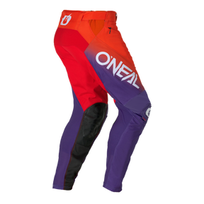 Le pantalon O'NEAL MAYHEM HEXX se distingue par son design accrocheur en rouge, orange et violet avec le logo O'NEAL en blanc sur la cuisse droite et le genou ainsi que des empiècements noirs à l'intérieur de la jambe et sur le genou. Ce pantalon de vélo respirant offre un style et un confort remarquables.