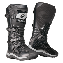 La bota O'NEAL RMX Adventure en negro con detalles en gris y blanco incorpora hebillas, inserciones texturizadas y suelas resistentes para mayor protección: el equipamiento perfecto para motoristas serios. Se muestra sobre fondo blanco.
