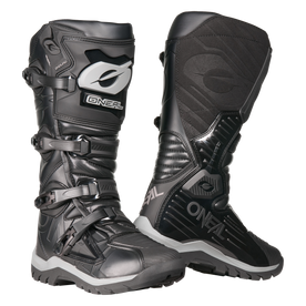 La bota O'NEAL RMX Adventure en negro con detalles en gris y blanco incorpora hebillas, inserciones texturizadas y suelas resistentes para mayor protección: el equipamiento perfecto para motoristas serios. Se muestra sobre fondo blanco.