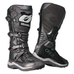 La bota O'NEAL RMX Adventure en negro con detalles en gris y blanco incorpora hebillas, inserciones texturizadas y suelas resistentes para mayor protección: el equipamiento perfecto para motoristas serios. Se muestra sobre fondo blanco.