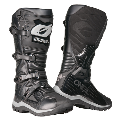 La bota O'NEAL RMX Adventure en negro con detalles en gris y blanco incorpora hebillas, inserciones texturizadas y suelas resistentes para mayor protección: el equipamiento perfecto para motoristas serios. Se muestra sobre fondo blanco.