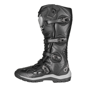 La bota O'NEAL RMX Adventure de O'NEAL en negro presenta cuatro hebillas ajustables, protección reforzada para la espinilla, una superficie texturizada y una suela robusta, el equipamiento ideal para cualquier motorista, en un perfil lateral sobre fondo blanco.