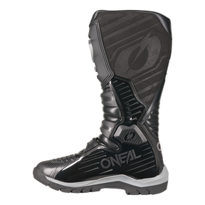 La bota O'NEAL RMX Adventure en negro tiene una suela robusta, placas estructuradas, una espinillera protectora y una llamativa marca lateral, ideal para los aficionados a los deportes de motor.