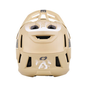 Il casco O'NEAL SL1 TERRA è un casco da bici marrone chiaro che si vede da dietro. Presenta diverse prese d'aria per la protezione, accenti neri e un piccolo logo nella parte inferiore, perfetto per la tua attrezzatura.