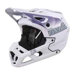 Il casco O'NEAL SL1 TERRA è un casco integrale da mountain bike bianco con interni neri, motivi geometrici grigi, visiera e fessure di ventilazione per una protezione ottimale. Mostrato di lato su uno sfondo bianco.