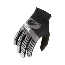 Der O'NEAL VAULT Handschuh RACEWEAR ist ein schwarz-grauer MTB-Handschuh mit "O'NEAL"-Schriftzug, gestreiften Fingern für Flexibilität, sicherem Handgelenkverschluss und starkem Grip - auf weißem Hintergrund.