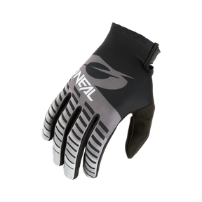 Der O'NEAL VAULT Handschuh RACEWEAR ist ein schwarz-grauer MTB-Handschuh mit "O'NEAL"-Schriftzug, gestreiften Fingern für Flexibilität, sicherem Handgelenkverschluss und starkem Grip - auf weißem Hintergrund.
