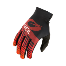 Der O'NEAL VAULT Handschuh RACEWEAR ist ein schwarz-roter MTB-Handschuh mit Farbverlauf an den Fingern und O'NEAL-Logo auf der Rückseite. Der gepolsterte Handschuh sorgt für starken Grip und ist auf einem weißen Hintergrund dargestellt.