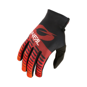 Der O'NEAL VAULT Handschuh RACEWEAR ist ein schwarz-roter MTB-Handschuh mit Farbverlauf an den Fingern und O'NEAL-Logo auf der Rückseite. Der gepolsterte Handschuh sorgt für starken Grip und ist auf einem weißen Hintergrund dargestellt.