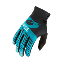 Der O'NEAL VAULT Handschuh RACEWEAR ist ein schwarzer und blaugrüner Rad- oder Motocross-Handschuh mit blauem Logo und Fingerstreifen, der Flexibilität und starken Grip bietet, abgebildet auf einem weißen Hintergrund.