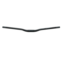 El manillar AZONIC AGILE 780 mm, un manillar negro de bicicleta de montaña con una ligera elevación y barrido, de AZONIC, se muestra sobre un fondo blanco liso.