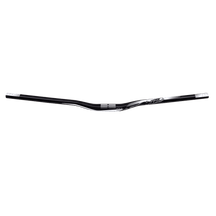 El manillar AZONIC AGILE de 780 mm para bicicleta de montaña de AZONIC tiene marcas de agarre blancas y un gráfico plateado en el lado derecho, que destaca sobre un fondo negro liso.
