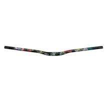 El manillar AZONIC AGILE 780mm de AZONIC es un manillar de bicicleta de montaña con un colorido diseño estilo graffiti sobre negro y con puños en relieve en ambos extremos.