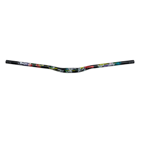 Le guidon AZONIC AGILE 780mm d'AZONIC est un guidon de VTT avec un design coloré de style graffiti sur noir et des poignées surélevées aux deux extrémités.