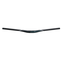 Der AZONIC FLOW FAT35 Lenker 785mm ist ein schwarzer Mountainbike-Lenker mit einer leichten Erhöhung und dezenten grauen Grafiken auf weißem Hintergrund.