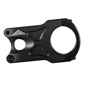 L'attacco manubrio AZONIC THE ROCK FAT35 di AZONIC è un attacco manubrio per bicicletta in metallo nero con morsetto rotondo, logo laterale geometrico bianco, contorni lisci e finitura opaca.
