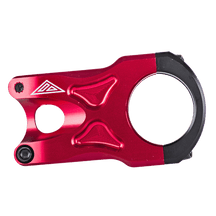 Der AZONIC THE ROCK von AZONIC ist ein rot-schwarzer Fahrradvorbau aus Metall mit geometrischem Logo, der dazu dient, den Lenker mit dem Lenkrohr zu verbinden.