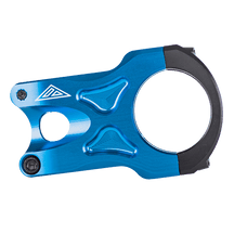 Die AZONIC THE ROCK von AZONIC ist eine blau eloxierte Fahrradvorbaukappe mit zwei Schrauben, geometrischem Design, kreisförmiger Öffnung und schwarzem Akzent an einer Kante, isoliert auf weißem Hintergrund dargestellt.